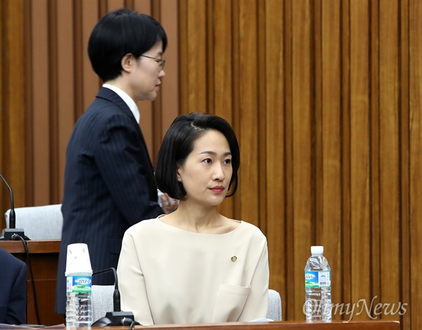 지난 6월 9일 국회 의총 당시 박선숙 의원과 김수민 의원(사진 앞)의 모습.