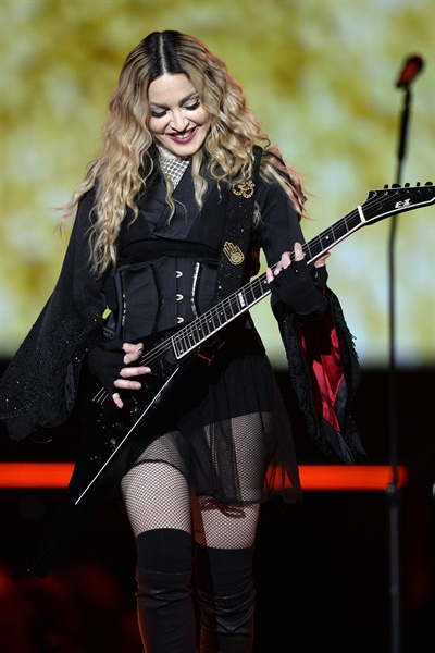  지난 2015년 12월 12일, 스위스 취리히에서 열린 마돈나 레벨 하트 투어(Rebel Heart Tour) 무대에서 마돈나가 악기를 연주하고 있다.