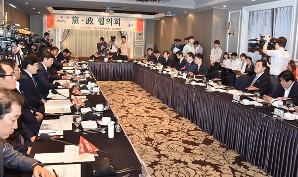 새누리당 부산시당과 부산시는 지난 8일 서울에서 20대 국회 첫 당정협의회를 열었다. 이날 협의회에서는 신공항 유치가 주요하게 다루어졌다. 