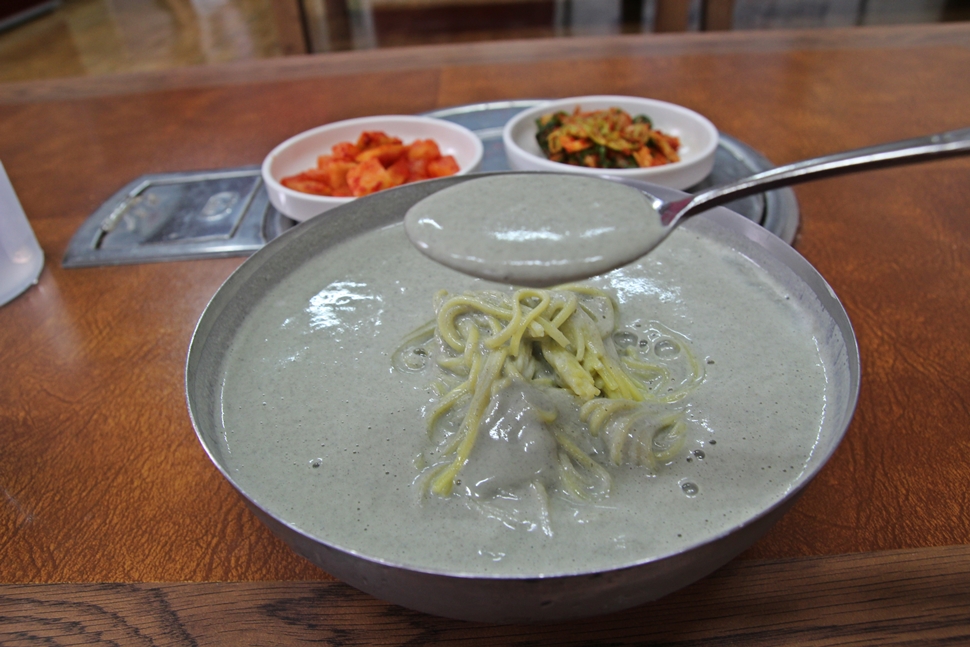 먹을수록 당기는 맛에 콩물이 아주 진하다. 
