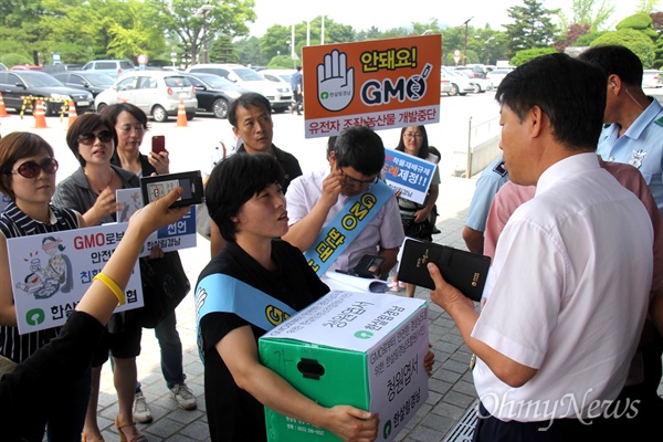 소비자생활협동조합 경남한살림은 10일 오전 경남도청에서 기자회견을 열어 "GMO 프리존 선언, GMO 작물 재배 규제 조례 조례 제정"을 촉구한 뒤, 청원엽서를 전달하기 위해 이동하고 있다.
