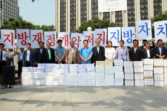 이재명 성남시장은 지난 9일 경기도 6개 시 277만여 명의 서명부를 행정자치부에 전달했다.  