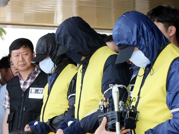 10일 오후 전남 목포경찰서에서 신안 모 섬 여교사를 성폭행한 강간치상 혐의를 받고 있는 3명의 피의자가 검찰에 송치돼 호송차에 오르기 위해 경찰서를 나오며 기자들의 질문을 받고 있다.