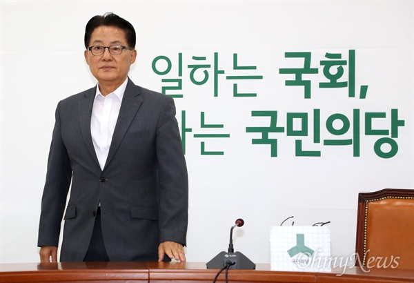 국민의당 박지원 원내대표가 10일 오후 국회 사무실에서 청와대 이원종 비서실장과 김재원 정무수석을 기다리고 있다.
