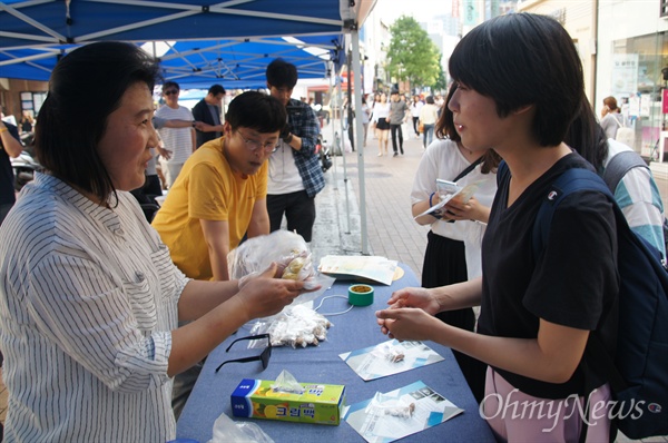  10일 오후 대구백화점 앞에서 6.10민주항쟁 기념문화제가 열리기 전 부대행사에서 북한주민 김련희씨가 북한음식을 만드는 시연을 보이고 있다.