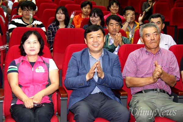  무소속 김종훈 국회의원(울산동구)이 10일 저녁 김해도서관 강당에서 전국학교비정규직노동조합 경남지부 김해지회 초청으로 "진보대통합 건설 어떻게 할 것인가"라는 주제로 강연했다.