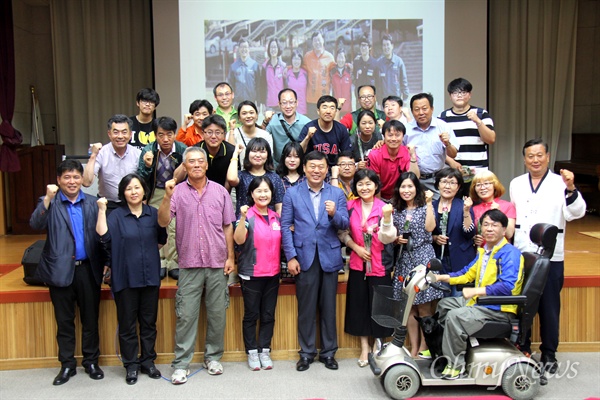  무소속 김종훈 국회의원(울산동구)이 10일 저녁 김해도서관 강당에서 전국학교비정규직노동조합 경남지부 김해지회 초청으로 "진보대통합 건설 어떻게 할 것인가"라는 주제로 강연한 뒤 참가자들과 사진을 찍었다.