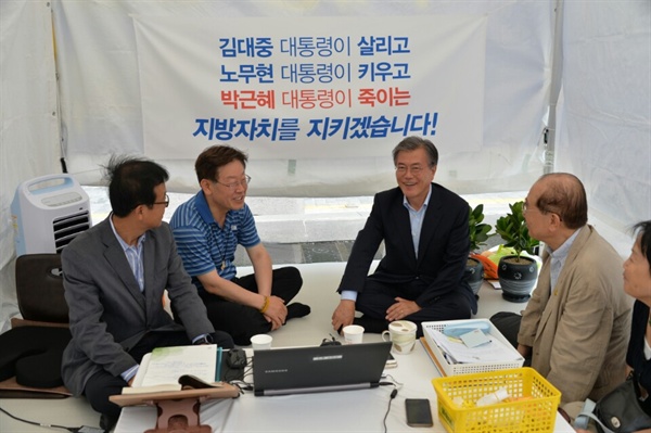 이재명 성남시장이 천막농성 방문자들과 이야기를 나누는 모습. 맨 좌측 원혜영 국회의원. 