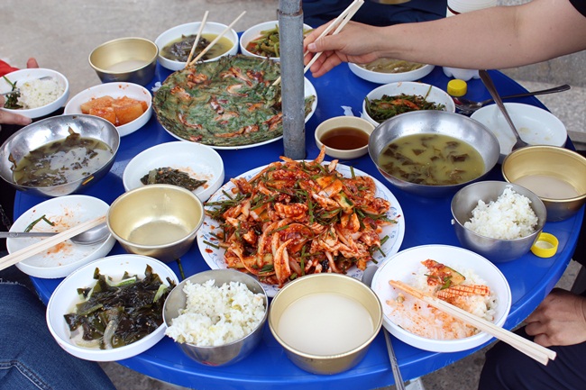 아래꽃섬 하화도 할머니들께서 정성껏 만들어 내신 요리입니다. 이러니 육지에서 음식을 준비해갈 필요가 없었답니다.