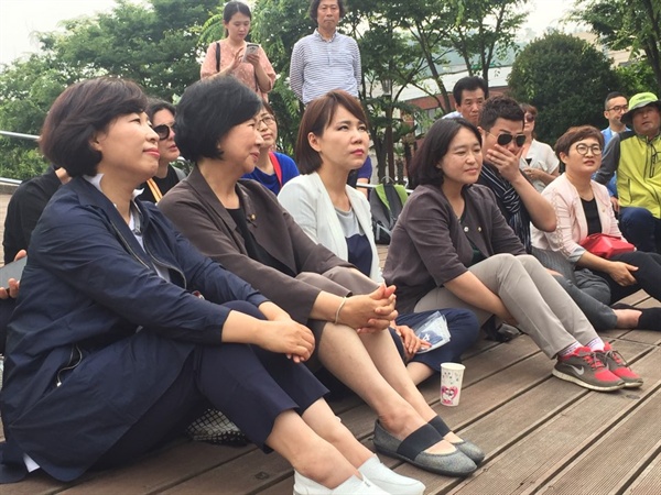 더불어민주당 손혜원, 전현희 국회의원이 11일 오후, 철거위기를 맞고 있는 추용호 장인 공방을 찾아 이야기를 나누었다.