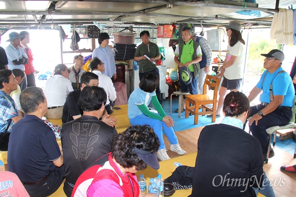 4대강조사위원회는 11일 오후 낙동강 김해 대동선착장에서 어민들과 간담회를 가졌다.