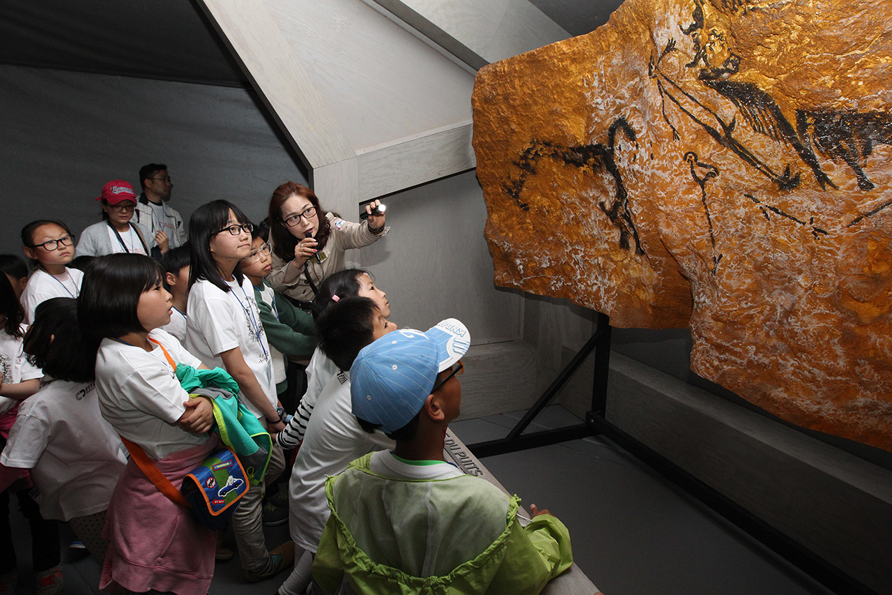 프랑스 라스코 동굴벽화 국제순회 광명동굴전을 찾은 도서, 벽지 청소녀들