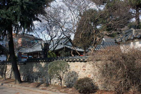  선원초등학교 정문 앞에서 바라본 용강서원