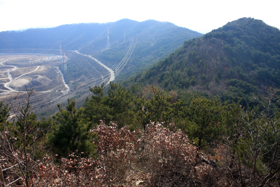  용강서원 뒤에는 산이 용처럼 누워 있다. 그래서 와룡산이다.