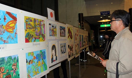 지난 2013년. 일본 구마모토 국제교류회관(구마모토시 중앙구)에 열린 '평화를 바라는 아이들의 그림전'. 당시 충남시민단체 구마모토 방문단의 이상선 단장이 작품을 보고 있다. 
