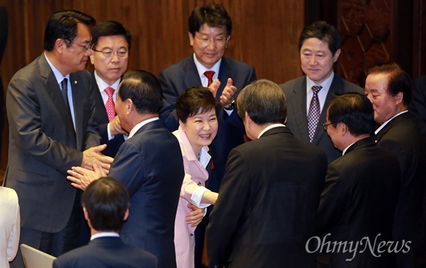 박근혜 대통령이 13일 오전 서울 여의도 국회에서 열린 제20대 국회 개원식에 참석해 개원 연설을 마친 뒤 김무성 의원과 악수를 나누고 있다.