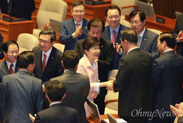 박근혜 대통령이 13일 오전 서울 여의도 국회에서 열린 제20대 국회 개원식에 참석해 개원 연설을 마친 뒤 의원들의 박수를 받으며 자리를 나서고 있다.