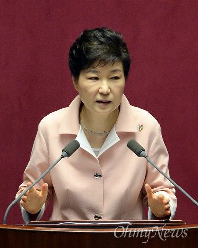 박근혜 대통령이 지난달 13일 오전 국회에서 20대 국회 개원식에 참석해 연설을 하고 있다.