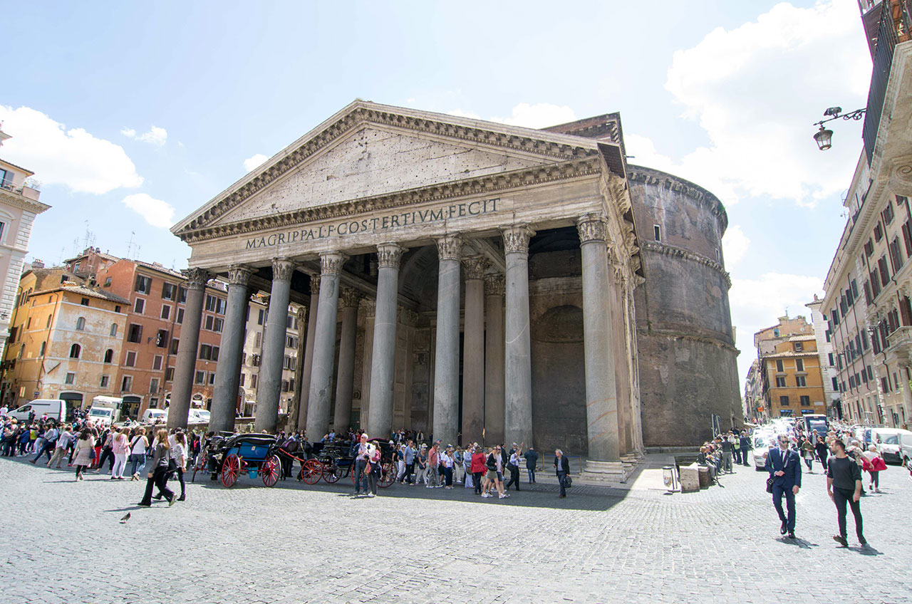  ‘모든 신을 위한 신전’ 판테온(Pantheon). 소석회 반죽과 화산의 부석(浮石), 주먹 크기의 돌들로 만들어진 콘크리트 돔의 중량은 자그마치 4,535톤에 이른다.