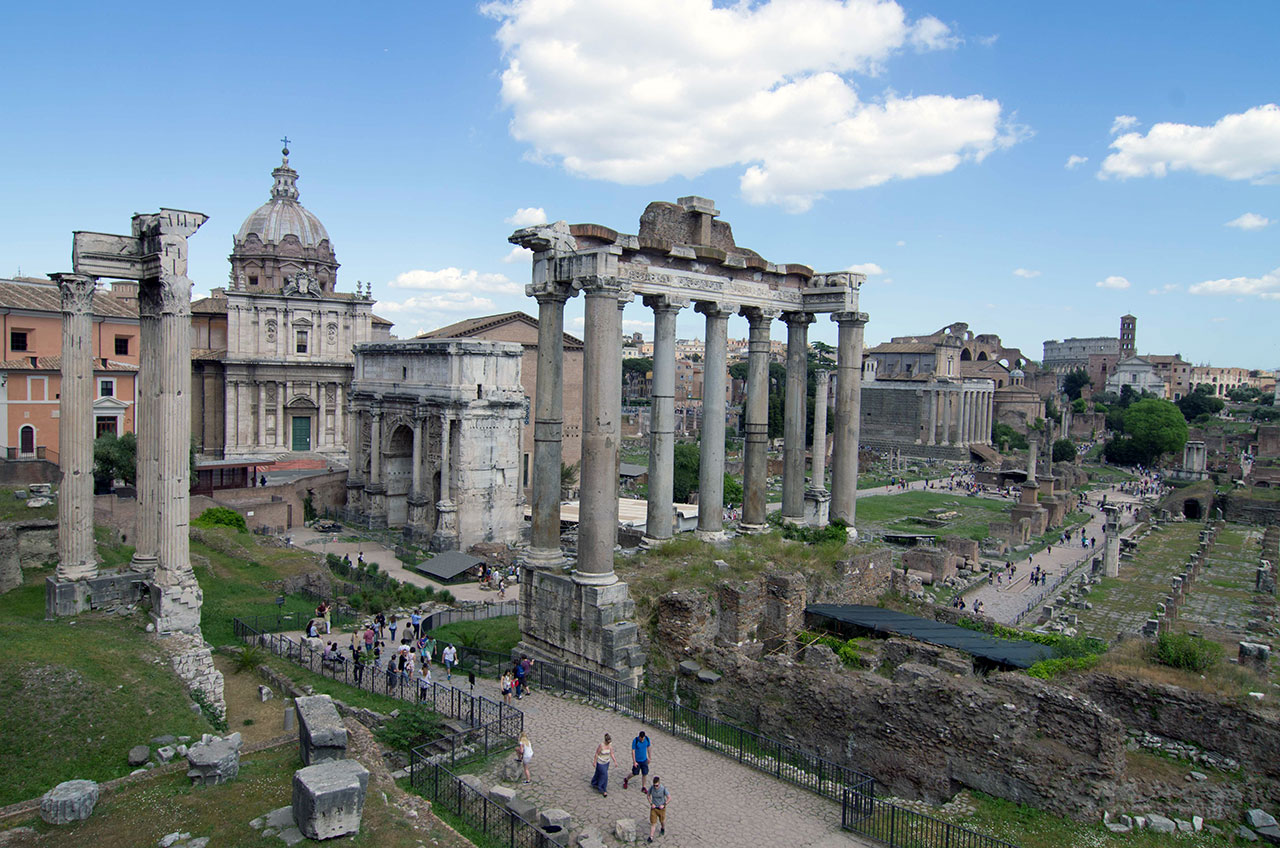 고대 로마 중심부의 유적 포룸 로마눔. 포룸은 정치와 종교의 중심지 역할을 하는 광장이다. 