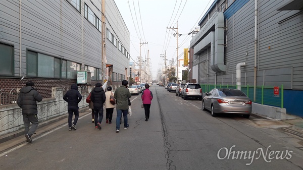 지난 2월 반월·시화국가산업단지에서 한 무리의 파견노동자들이 공장으로 향하고 있다.