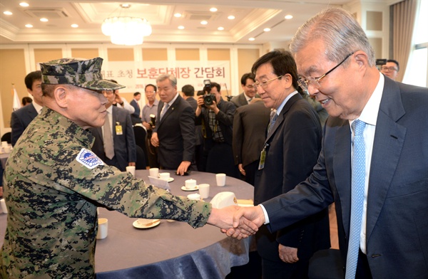  더불어민주당 김종인 비상대책위 대표가 14일 오전 국회 귀빈식당에서 열린 '보훈단체장 간담회'에서 참석자들과 인사를 나누고 있다. 