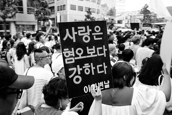 ▲ 퍼레이드 행렬, 이화여자대학교 성소수자동아리 '이화여대변태소녀하늘을날다'. 