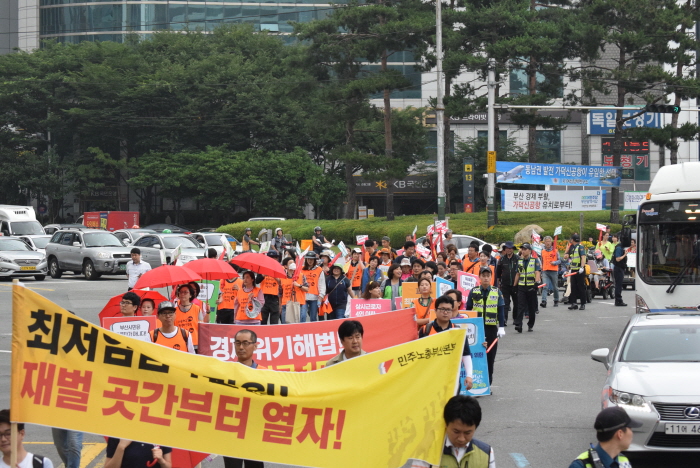  시청 앞 광장에서 선포식을 마치고 행진에 나선 참가단이 서면 로터리를 지나고 있다.