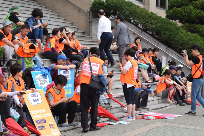  13:25경 부산일보 앞에 도착한 참가자들이 <학교비정규직노조 부산지부>에서 협찬한 캔커피를 마시며 휴식을 취하고 있다.