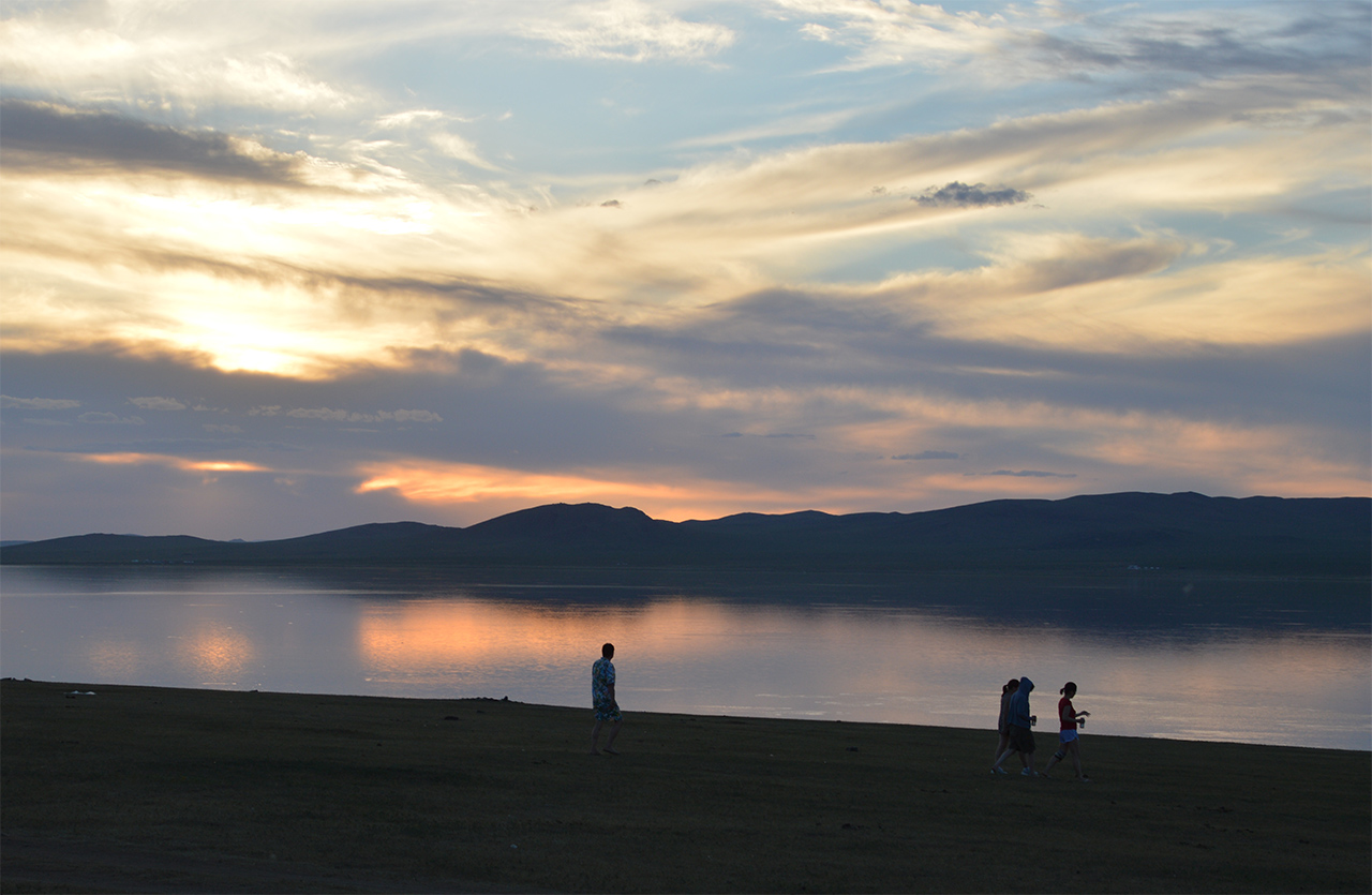 호숫가 산책. 몽골인 가족을 따라 여유 있게 호숫가 산책에 나가 보았다.