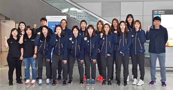  한국 여자농구대표팀이 10일 인천공항을 통해 2016 리우데자네이루 올림픽 최종예선이 열리는 프랑스 낭트로 출국하기 전 단체사진을 찍고 있다. 2016.6.10 [WKBL 제공]