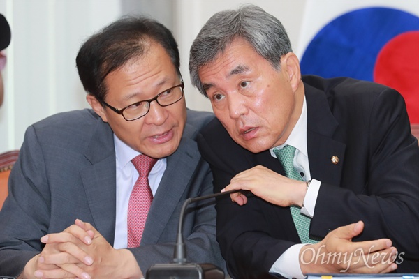지난 15일 문병호 전 국민의당 의원이 김수민 의원의 리베이트 의혹을 조사 중인 이상돈 진상조사단장과 이야기 나누고 있다.