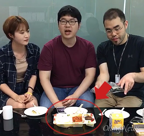 김혜자 도시락 추억의 2분 김치찌개 덮밥. 사진 왼쪽서부터 김예지 기자, 박정훈 기자, 김지현 기자입니다. 촬영에는 손지은 기자가 애썼습니다. 