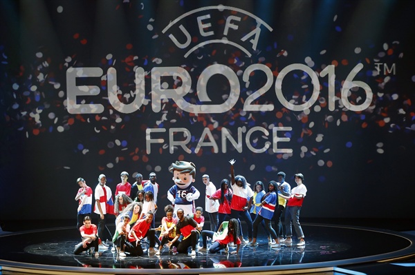 유로 2016 조 추첨식 지난 2015년 12월 12일, 프랑스 파리에서 열린 UEFA 유로 2016 조 추첨식에서 댄서들이 연기하고 있다. 유로 2016는 프랑스에서 2016년 6월 10일부터 7월 10일까지 진행된다.
