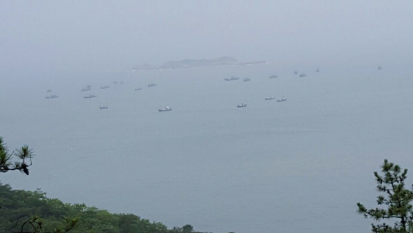 6월 15일 오전 7시 30분 무렵 연평도 망향대에서 바라본 연평도해역. 중국어선 약 26척이 진을 치고 있다. 연평도어촌계는 정부 단속과 금어기가 맞물려 줄어들었다고 전했다.