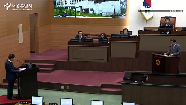 박원순 서울시장이 15일 오전 시의회 정례회에서 시정질문에 답하고 있다.