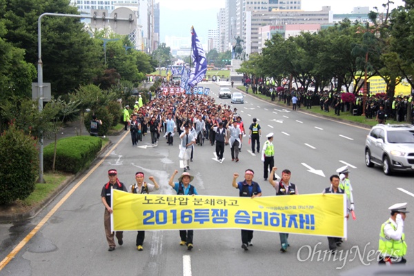 금속노조 경남지부는 15일 오후 창원시청과 창원상공회의소 사이 도로에서 "조선산업 회생방안 마련, 노조탄압과 정리해고 분쇄, 2016년 임단투 승리, 재벌 개혁. 노동자 생존권 사수를 위한 금속노동자 결의대회"를 열었고, 앞서 거리 행진했다.