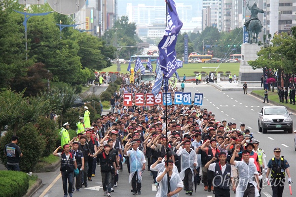 금속노조 경남지부는 15일 오후 창원시청과 창원상공회의소 사이 도로에서 "조선산업 회생방안 마련, 노조탄압과 정리해고 분쇄, 2016년 임단투 승리, 재벌 개혁. 노동자 생존권 사수를 위한 금속노동자 결의대회"를 열었고, 앞서 거리 행진했다.