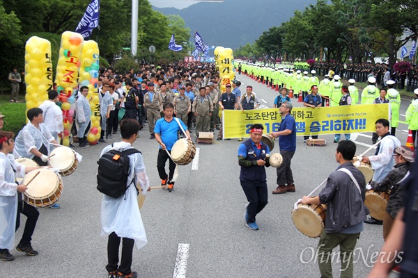 금속노조 경남지부는 15일 오후 창원시청과 창원상공회의소 사이 도로에서 "조선산업 회생방안 마련, 노조탄압과 정리해고 분쇄, 2016년 임단투 승리, 재벌 개혁. 노동자 생존권 사수를 위한 금속노동자 결의대회"를 열었고, 앞서 거리 행진했다.