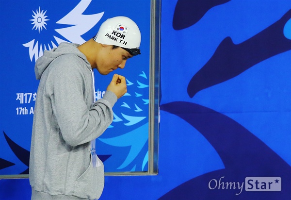 마지막 경기에 긴장한 박태환 26일 오후 인천 문학박태환수영장에서 열린 남자 자유형 1500미터 패스트히트 경기에서 결승전에 출전하기 위해 경기장으로 들어서고 있다. 