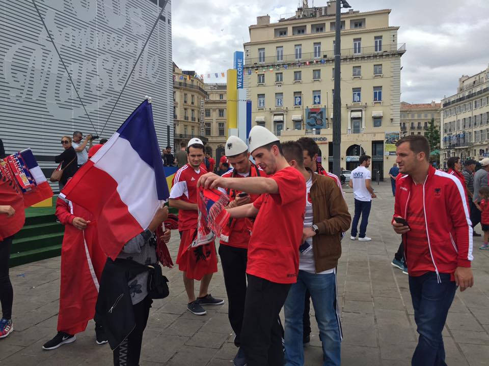 첫 경기 이후로 수 많은 알바니아 응원단이 프랑스를 찾았나봅니다. 광장을 울리게 응원하는 그들의 모습에 감동합니다. 