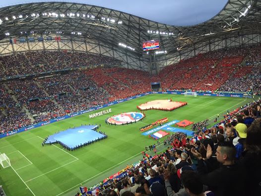 프랑스가 프랑스다운 플레이를 단 한번도 제대로 보여주지 못한 점은 실망입니다만, 경기장을 가득 채운 응원의 함성은 오랫동안 마음에 남아있을 듯 합니다. 