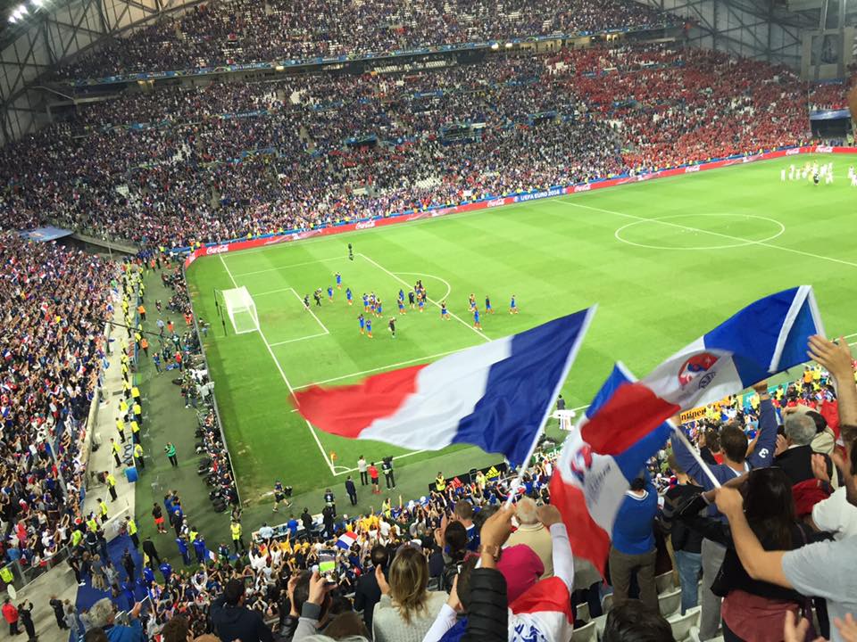 개최국 프랑스의 2대0 승리네요. 우리는 어떻게 하면 이런 분위기의 경기장을 가질 수 있을 지, 궁금합니다. 