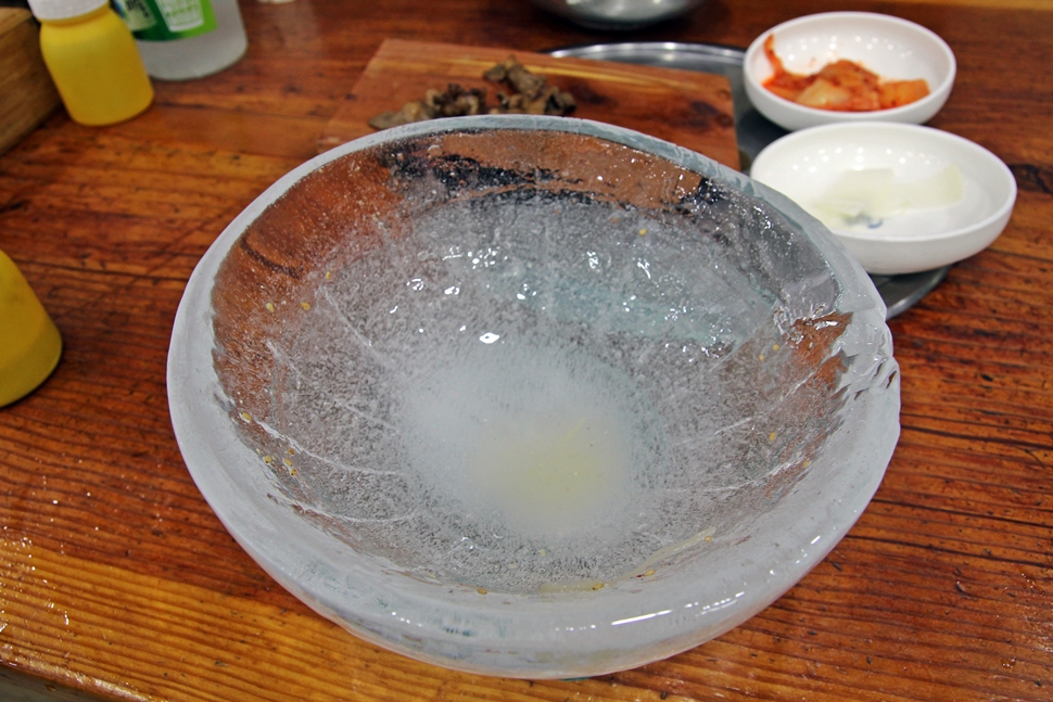 냉면 그릇은 이색적인 얼음그릇이다.