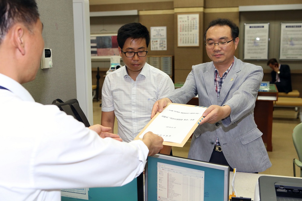  강남구청 이수진 도시계획과장(오른쪽)이 대법원에 직무이행명령 취소 소장을 접수하고 있다.
