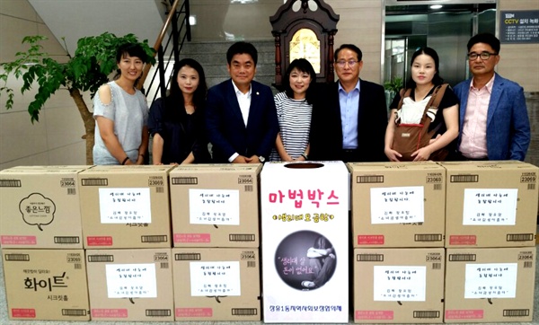 인터넷 네이버카페 ‘소녀감성아줌마’ 회원과 김재금 김해시의원은 16일 김해 장유1동사무소에 저소득층 청소년에 지원하기 위한 생리대 22상자를 기증했다.