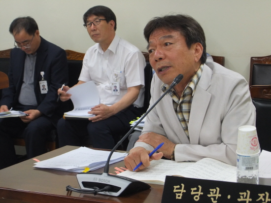 박혁재 감사담당관은 “장미마을 사건은 경찰이 술장사의 말만 믿고 언론에 흘려 지역이미지를 실추시켰다”며 “경찰에 심각한 분노를 느낀다”고 답했다. 