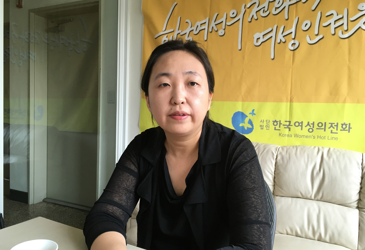 지난 10일 <오마이뉴스>와 만난 송란희 한국여성의전화 사무처장은 강남역 여성 살인 사건과 관련해 정부가 내놓은 대책은 “무엇이 문제인지를 진단하지 못한 것이 문제”라고 말했다. 정부가 사회의 변화를 “확실히 못 따라가고 있다”는 것. 