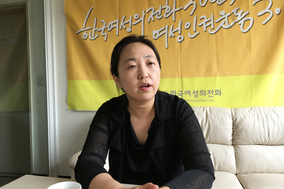 지난 10일 <오마이뉴스>와 만난 송란희 한국여성의전화 사무처장은 강남역 여성 살인 사건과 관련해 정부가 내놓은 대책은 “무엇이 문제인지를 진단하지 못한 것이 문제”라고 말했다. 정부가 사회의 변화를 “확실히 못 따라가고 있다”는 것. 
