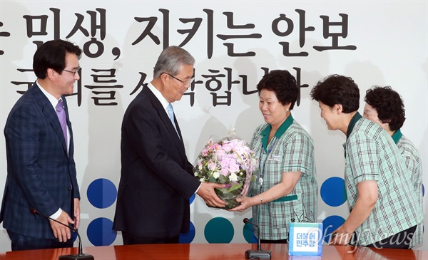 [오마이포토] 직접고용 해결에 감사의 마음 전하는 국회 환경미화원 